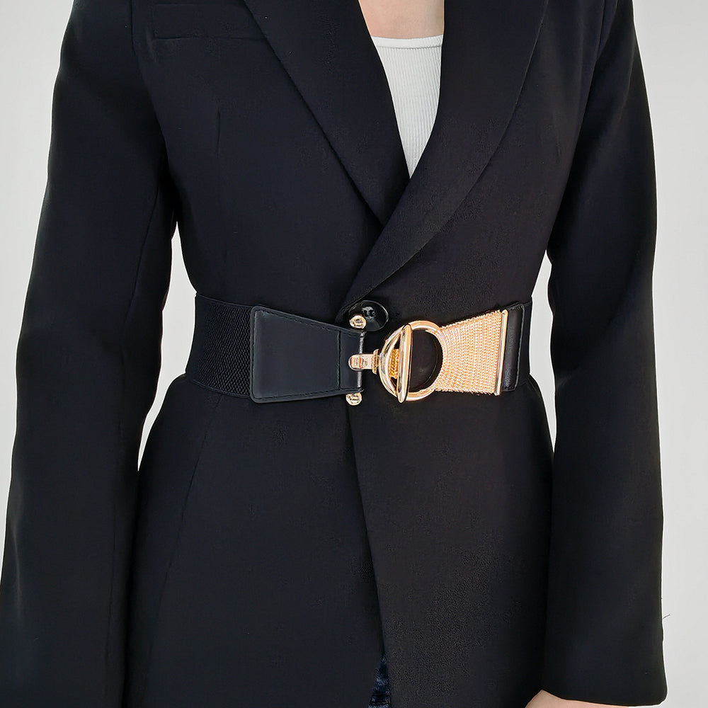 La nueva faja en otoño e invierno está decorada con un abrigo de falda y un botón de metal negro.