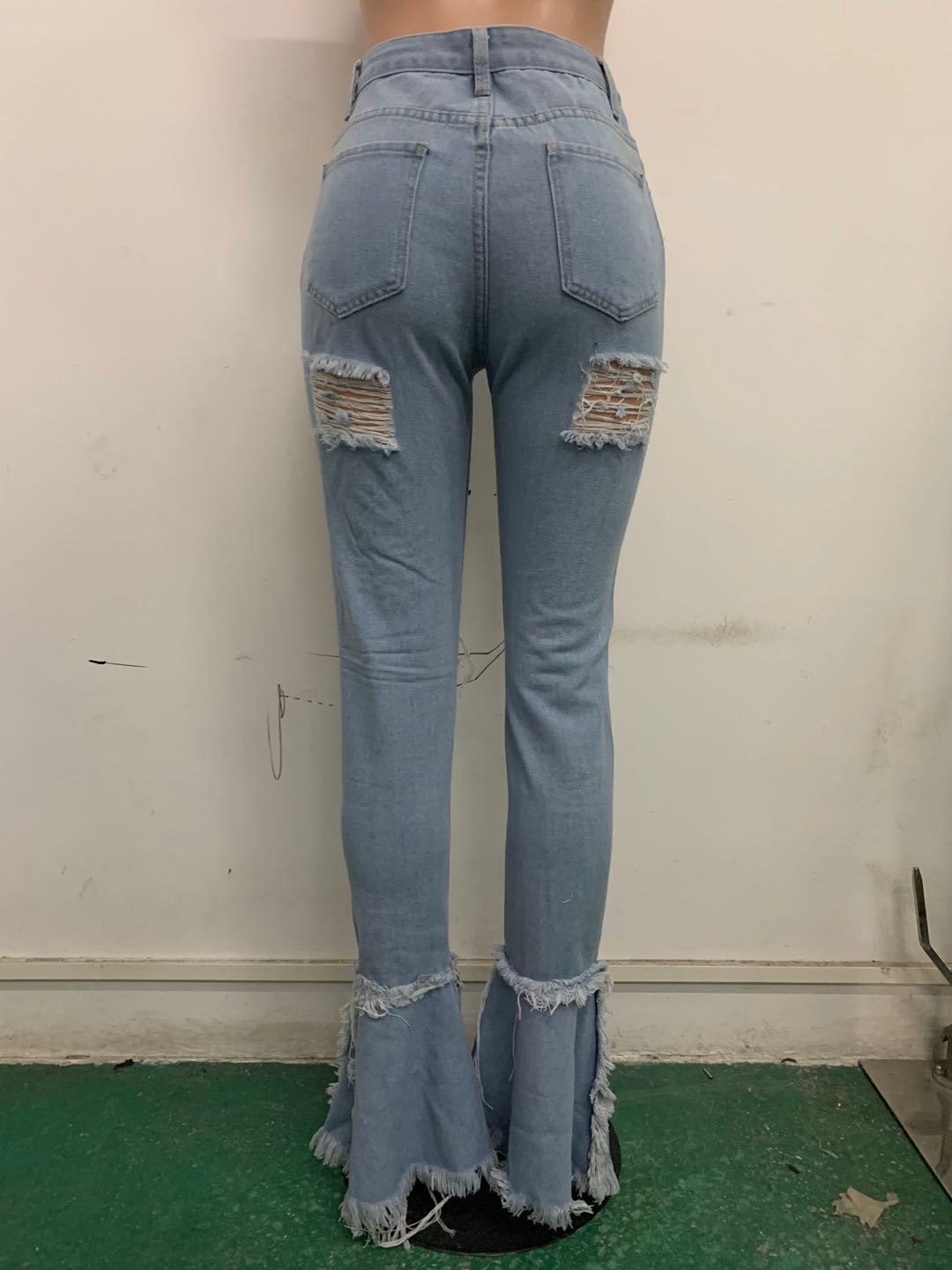 Classic jeans with fringed holes